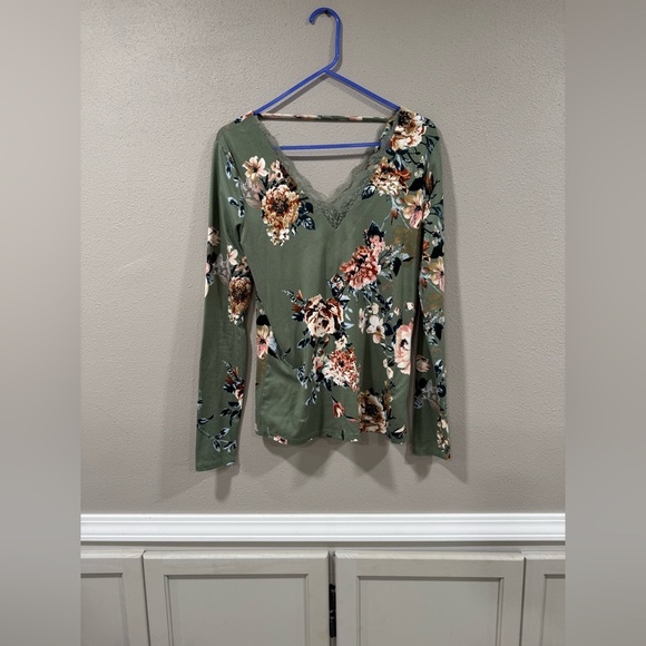 Daytrip Floral Lace Trim Top - Picture 2 of 5